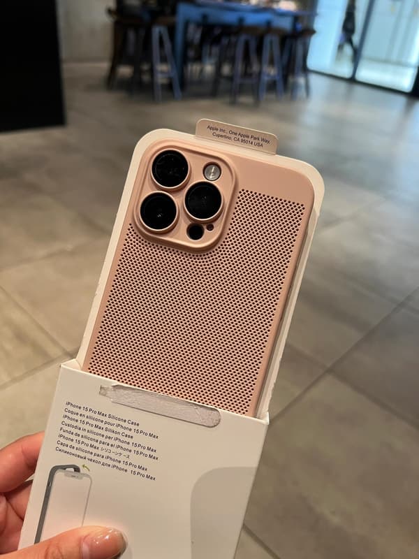 Åndbart telefoncover til iPhone 15/16/17 Plus Pro Max, med en mesh-tekstur, kamerabeskyttelse og varmeafledende design. sandy pink iPhone 17 Pro Max
