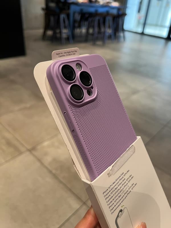 Åndbart telefoncover til iPhone 15/16/17 Plus Pro Max, med en mesh-tekstur, kamerabeskyttelse og varmeafledende design. Taro Purple iPhone 17 Plus