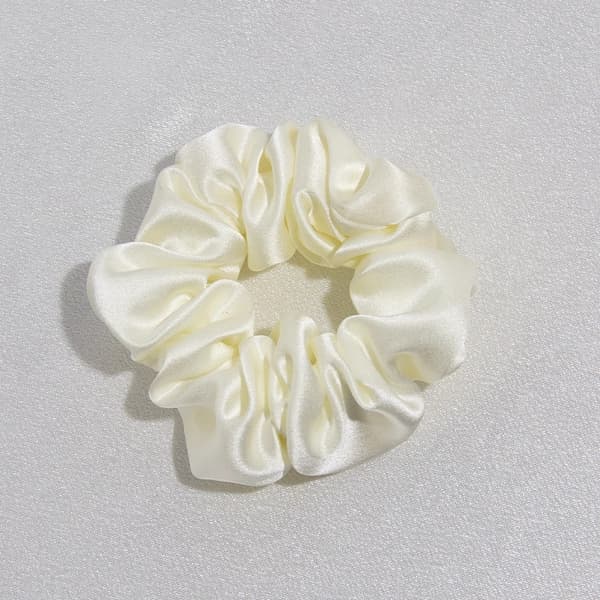100 % silkehårstrikk, 16 mm crêpe sateng håndsydd myk og elastisk hårstrikk, hvit.