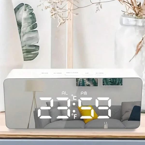 Digitalt LED vækkeur med USB-interface og digitalt LED-display, velegnet til skriveborde, kontorer og hjem.