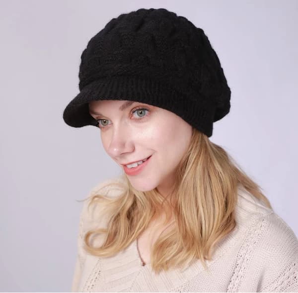 Varm stickad vintermössa för damer, lös sittande beanie med brätte, platt brätte.
