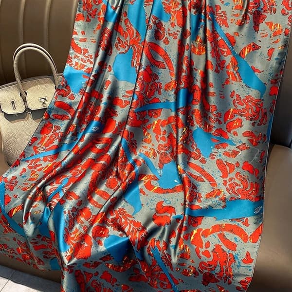 Sidenscarf/sjal, med grått, rött och blått abstrakt tryck, i jugendstil.