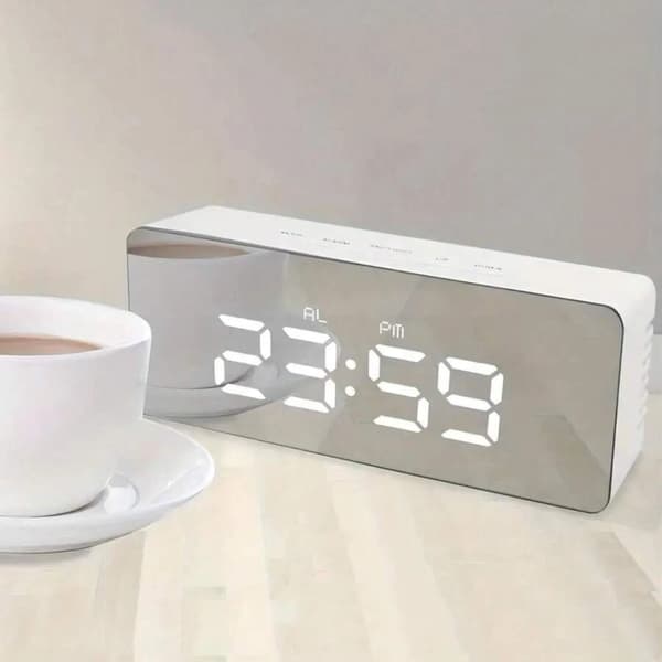 Digitalt LED vækkeur med USB-interface og digitalt LED-display, velegnet til skriveborde, kontorer og hjem.