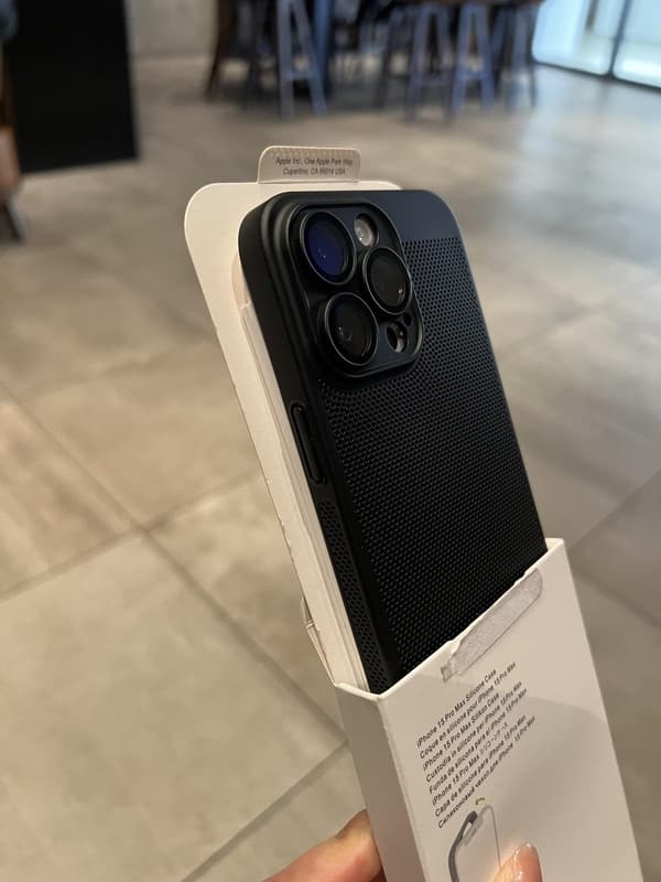 Åndbart telefoncover til iPhone 15/16/17 Plus Pro Max, med en mesh-tekstur, kamerabeskyttelse og varmeafledende design. pure black iPhone 17 Pro
