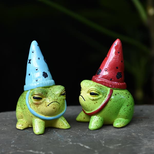 Söt liten groda i harts, figurin med hatt 2pc