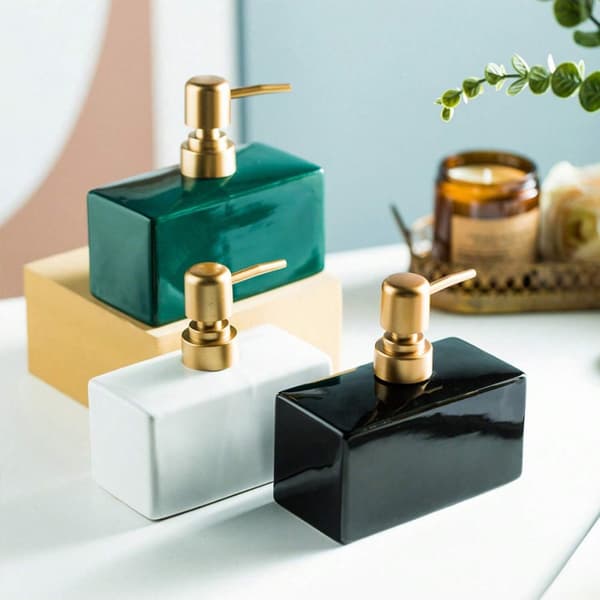1. Keramisk sæbedispenser – Moderne minimalistisk design, ensfarvet black