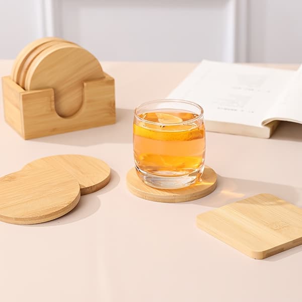 1 sæt (6 coasters + 1 base) Simple og kreative bambus coasters, velegnet til kaffe- og tekopper, fungerer som varmeisolerende måtter. 6PC
