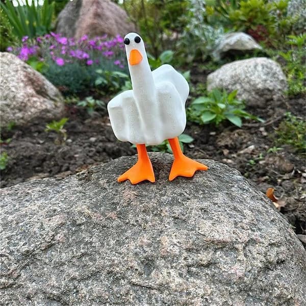 Morsom hagefigur i resin med langfinger White