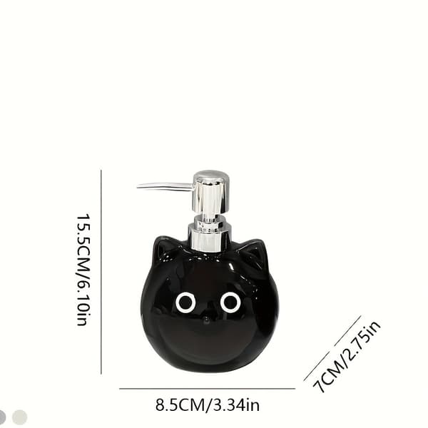 Keraamisessa lotion-pullossa on pyöreäsilmäinen musta kissa -design. black
