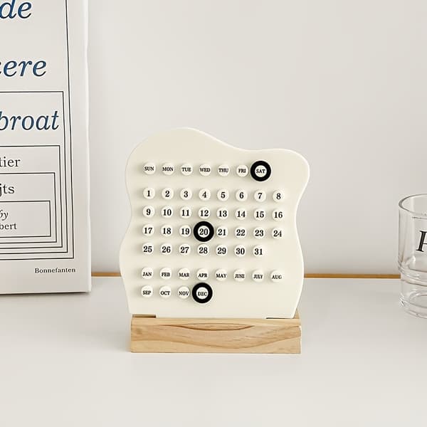 En elegant skrivebordskalender i tre med ukevisning. white