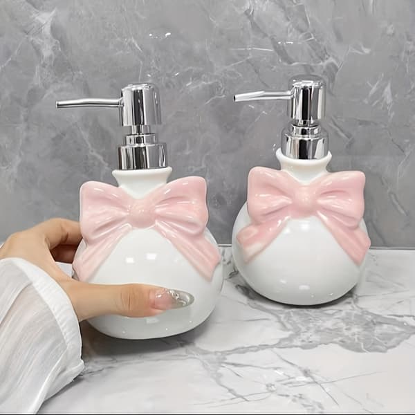Luova vaaleanpunainen keraaminen lotionpullo rusetilla pink