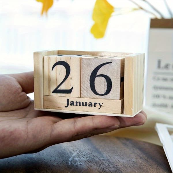 1 Genanvendelig skrivebordskalender i træ primary