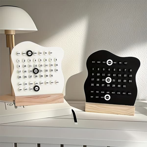 En elegant skrivebordskalender i tre med ukevisning. white