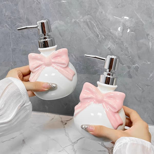 Luova vaaleanpunainen keraaminen lotionpullo rusetilla pink