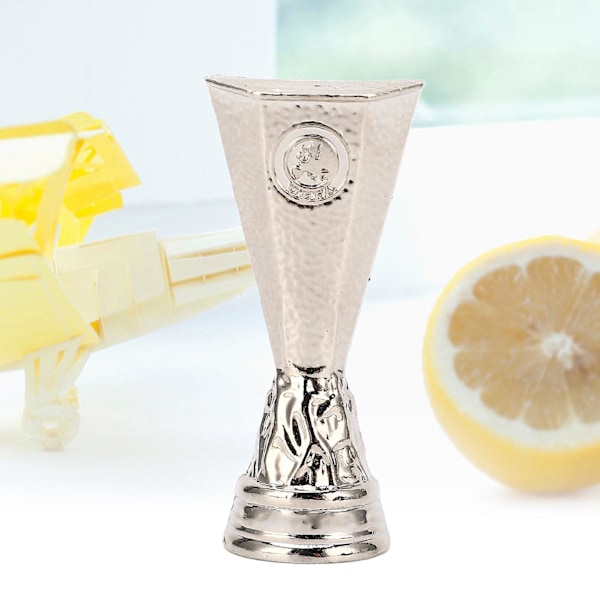 Mini Fotboll Trofé Ornament Metall Trofé Modell Fans Souvenir för Skrivbordsdekoration 4,5cm (B)