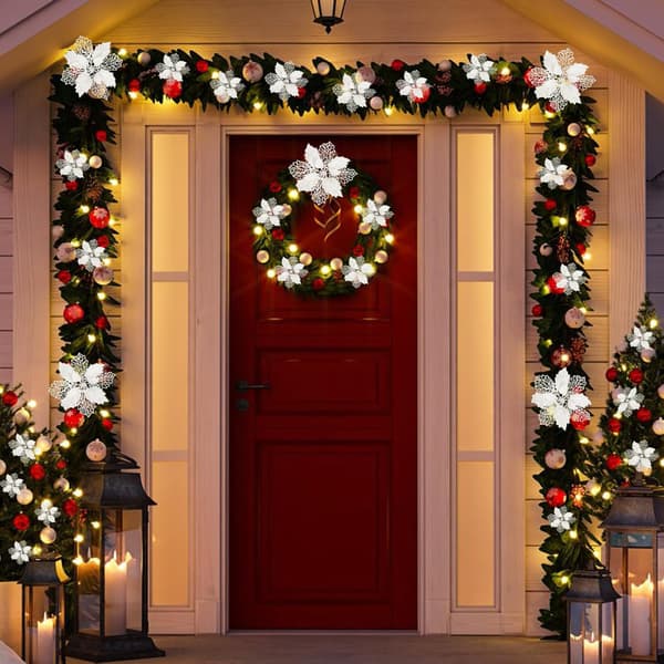 Julepynt og gaver med friske blomster