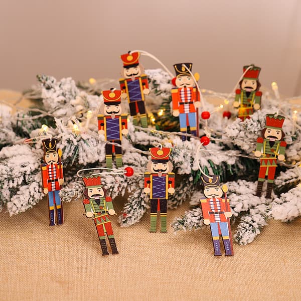 Julgransdekorationer i trä med härliga tryck