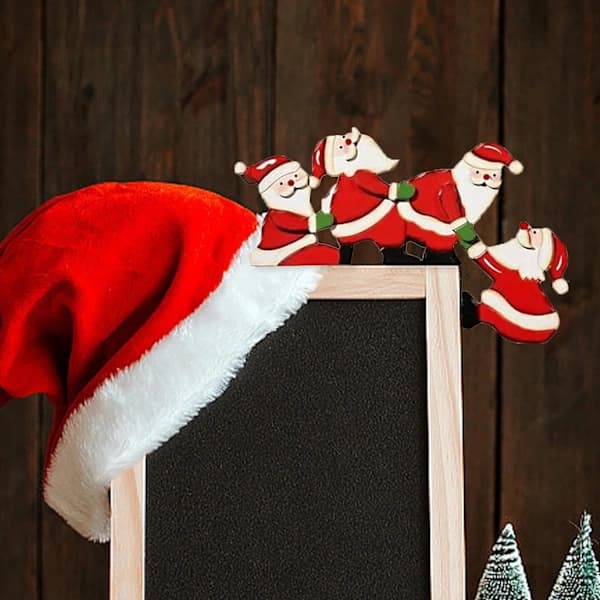 Juldekorationer i trä med tomte och älg