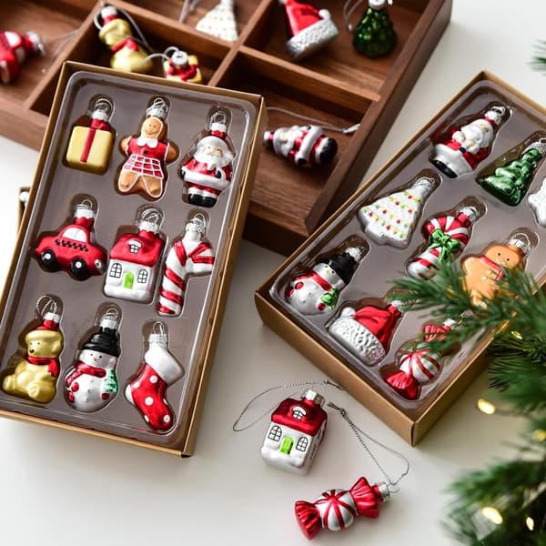 Flerfärgade julgransprydnader i glas med snögubbe-, ängel- och husdesign