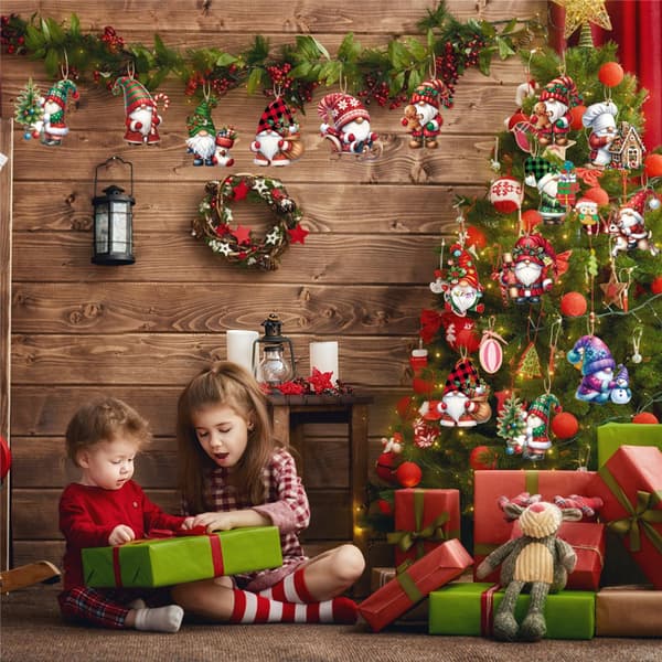 Hängande tomtar i trä för jul - Set med 24 delar