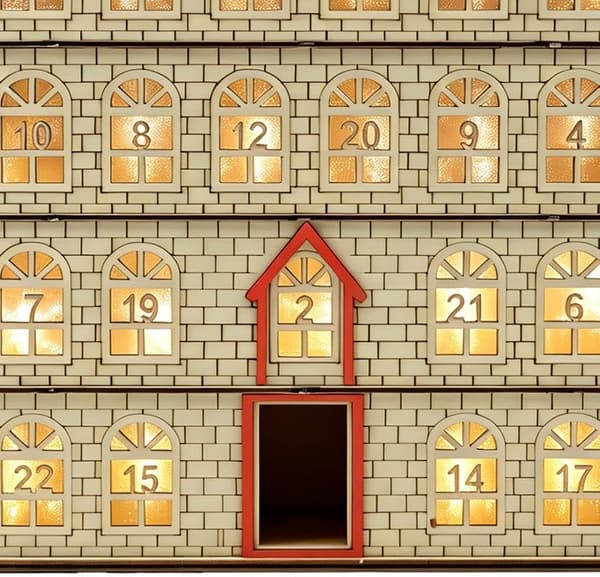 Julekalenderhus i træ med LED, 24 skuffer, indendørs juleborddekoration. (W)