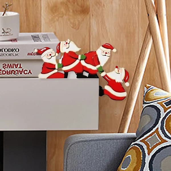 Juldekorationer i trä med tomte och älg