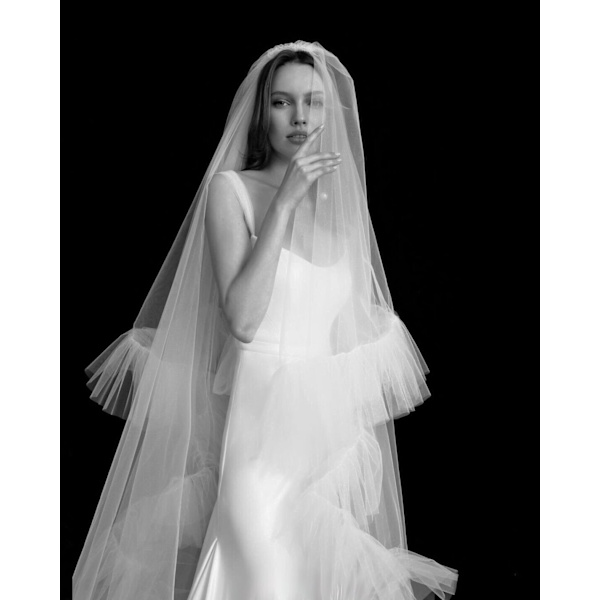 Rypytetty laskeutuva hääpuku, jossa punertava elegantti norsunluunvärinen rypytetty tyllihuntu Boho pitkä morsiusverho White 250cm