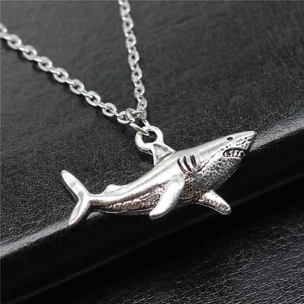 Antiksilverfärgat Hängsmycke Dam Ocean Shark Halsband