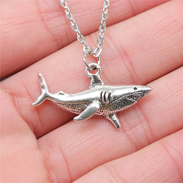 Antiksilverfärgat Hängsmycke Dam Ocean Shark Halsband