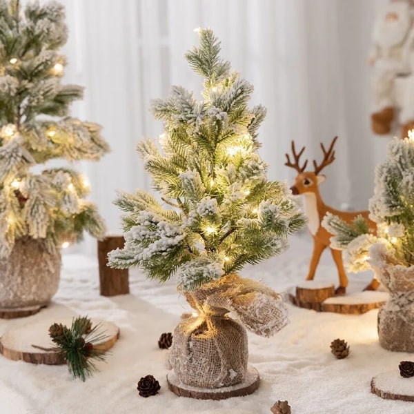 Esivalaistu keinotekoinen mini-joulukuusi, lunta parvettu mänty, työpöydän joulupuu LED-valoilla säkkikangasjalusta juhlien kodin sisustamiseen 42cm With LED Lights