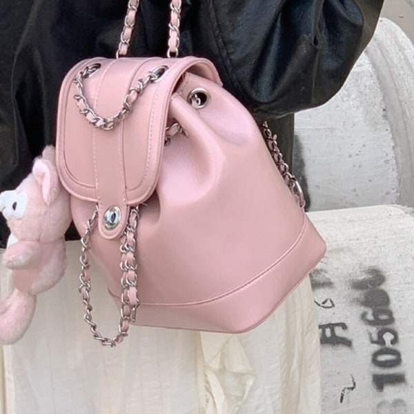 Tyylikäs reppu naisille 2023 Uusi trendikäs kevät- ja kesäketjulaukku Opiskelijaluokan suuri reppu Pink with Pendant