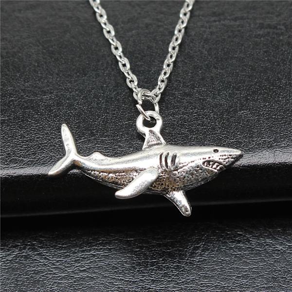 Antiksilverfärgat Hängsmycke Dam Ocean Shark Halsband