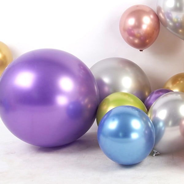 Metallinhohtoiset violetit juhlapallot, krominväriset metallinhohtoiset kirkkaat värit valokuvaustaustaan ja juhlakoristeluun