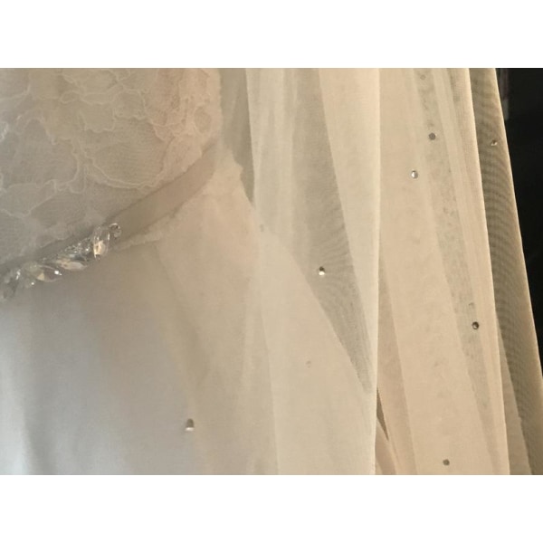 Brudslöja i Kristall, Cirkelformad Slöja, 1-Lagers Brudslöja med Spridda Strasskristaller Ivory 250cm