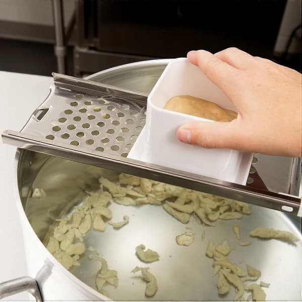 Hicook Spaetzle Maker i rustfritt stål, Spaetzle Noodle Dumpling Maker med sikkerhetsskyver