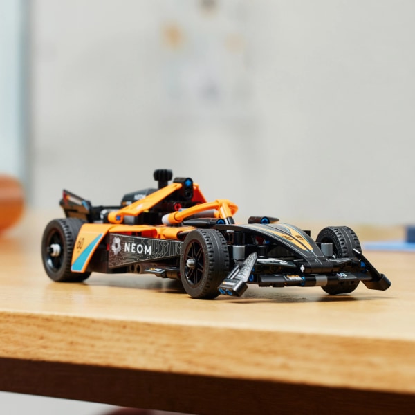 LEGO® Technic NEOM McLaren Formula E racerbil 42169 multifärg