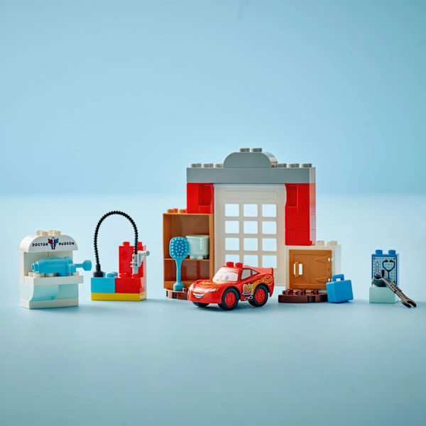 LEGO® DUPLO McQueens besök i Docs garage 10456