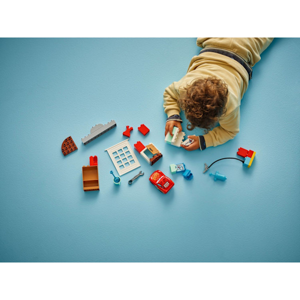 LEGO® DUPLO McQueens besök i Docs garage 10456