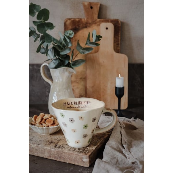 Majas Cottage Mugg Älska olikheter Omfamna det unika White