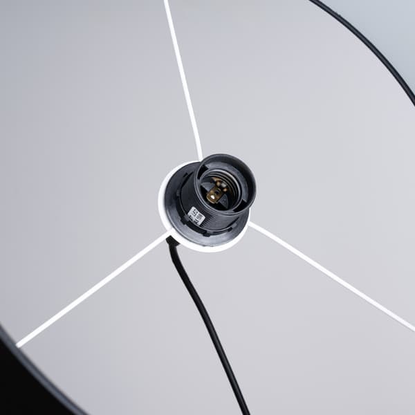 Lampen är upphängt i NOVA 40 crna Black