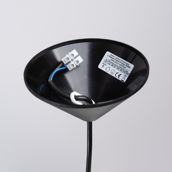 Lampen är upphängt i NOVA 40 crna Black