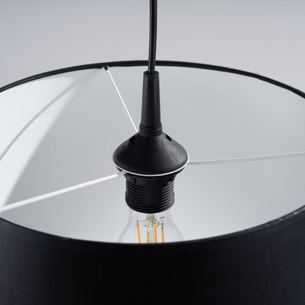 Lampen är upphängt i NOVA 30 crna Black