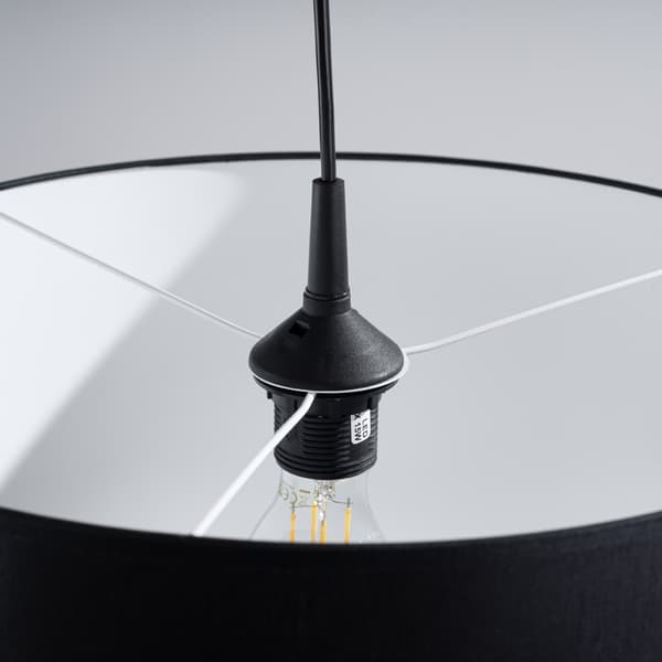 Lampen är upphängt i NOVA 40 crna Black