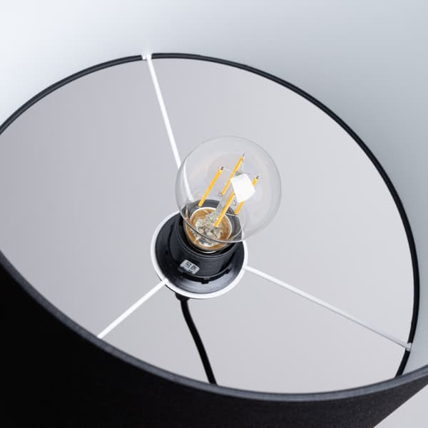 Lampen är upphängt i NOVA 30 crna Black