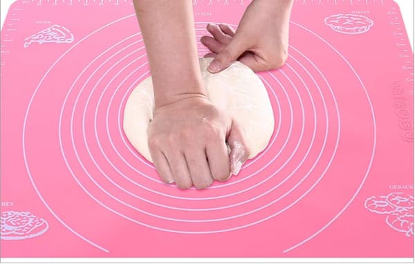Halkskyddad silikonbakmatta med rosa måttguide