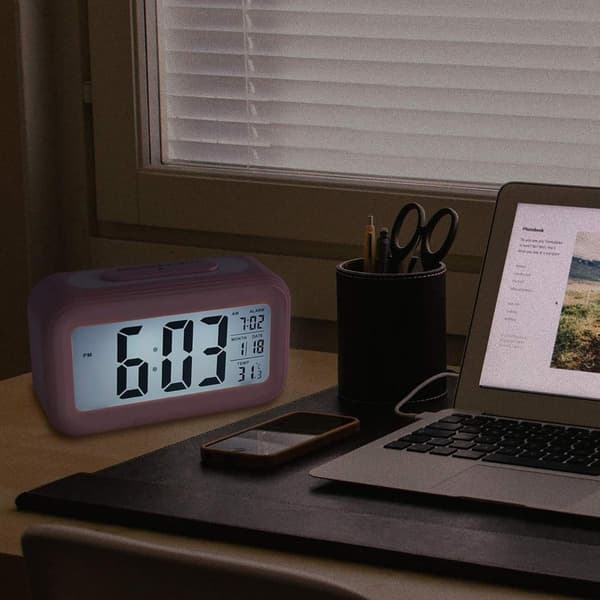 Batteridriven digital väckarklocka för sovrum, LCD-display sängbordsväckarklocka med snooze