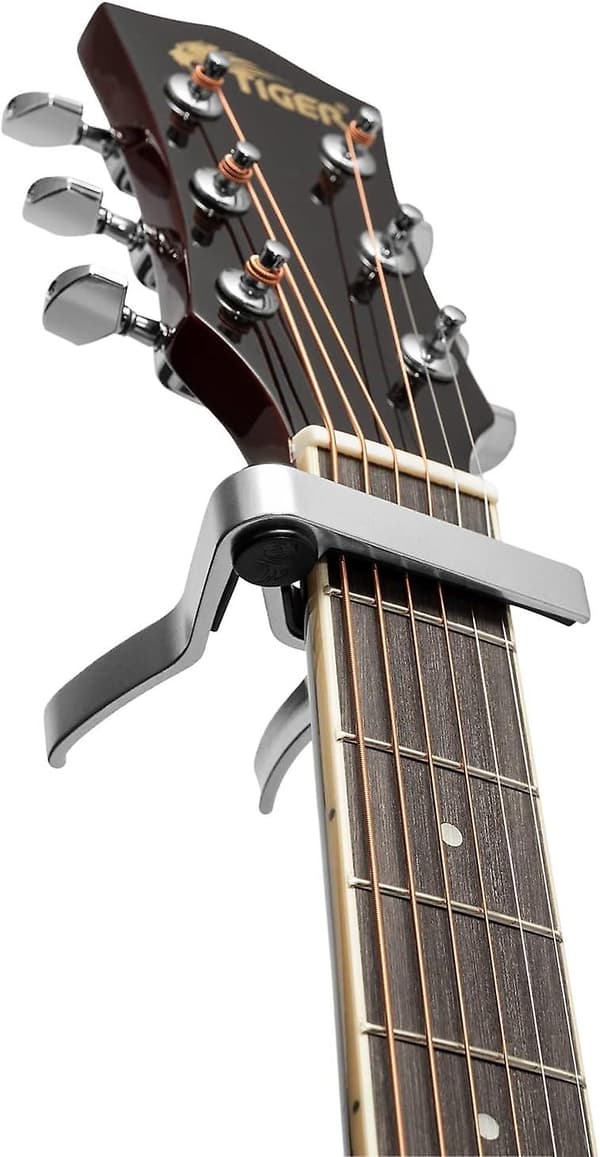 1 st (silver, ca 8,5*8 cm) Universal Chrome Capo, kompatibel med akustiska, klassiska, elektriska och basgitarrer