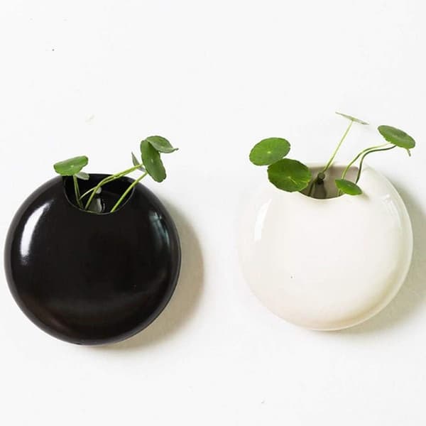 Set med 2 miniväggmonterade keramiska blomkrukor vit/svart