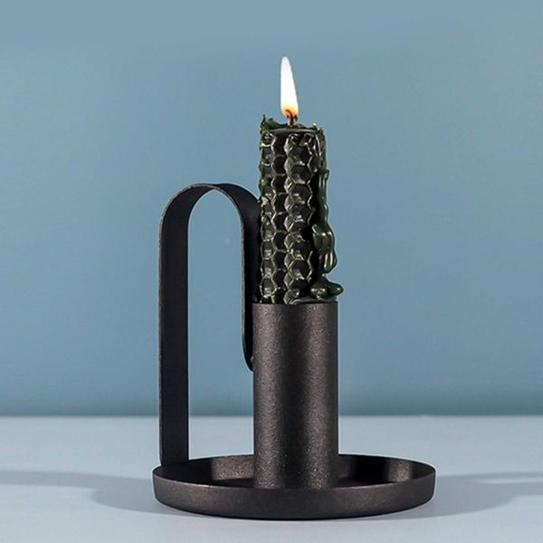 Ljusstake i metall, svart handtag, enkel design, tillverkad av smidesjärn, med ljusbas