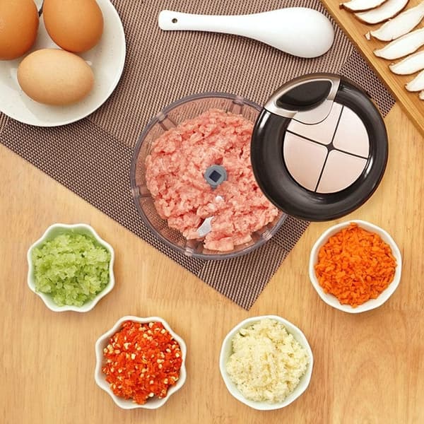 Handdrag 3-skuren degknyte fyllning hackad hackade grönsaker vitlök peppar köttfärs kvarn